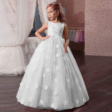 Fehér virágos hímzett maxi kislány elsőáldozó ruha alkalmi ruha